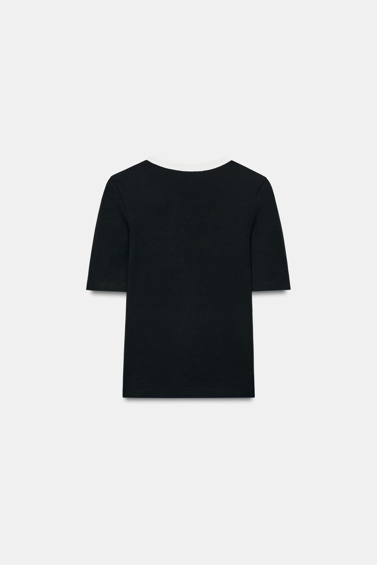 #121315, Noir