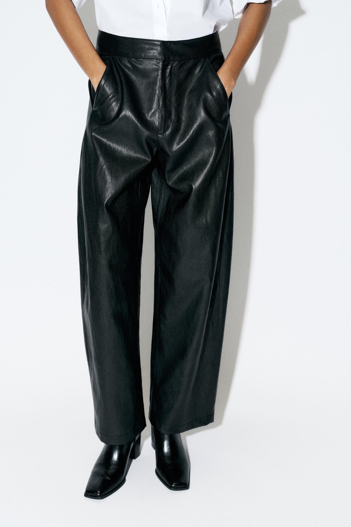 #121315, Noir